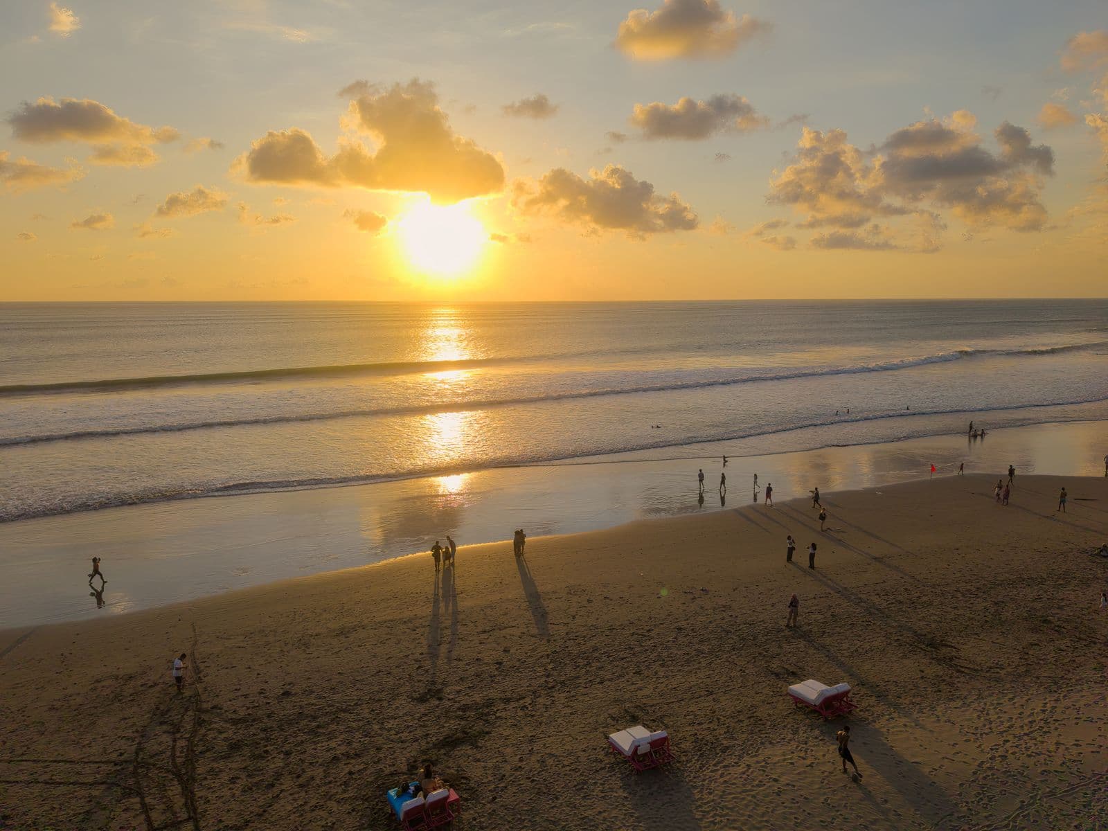พระอาทิตย์ตกที่ชายหาดเซมินยัค บาหลี
