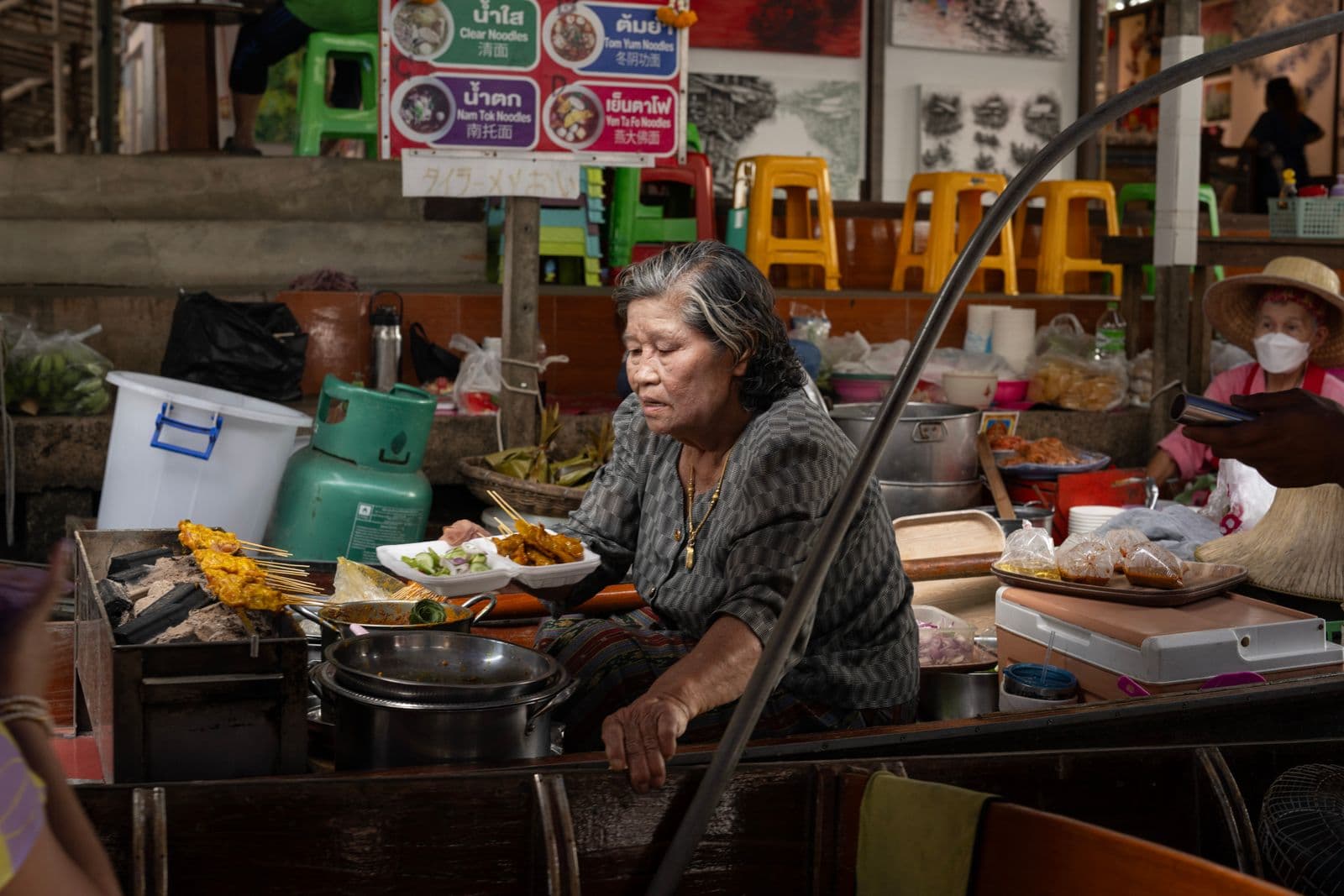 ตลาดสตรีทฟู้ดแบบดั้งเดิมในกรุงเทพฯ