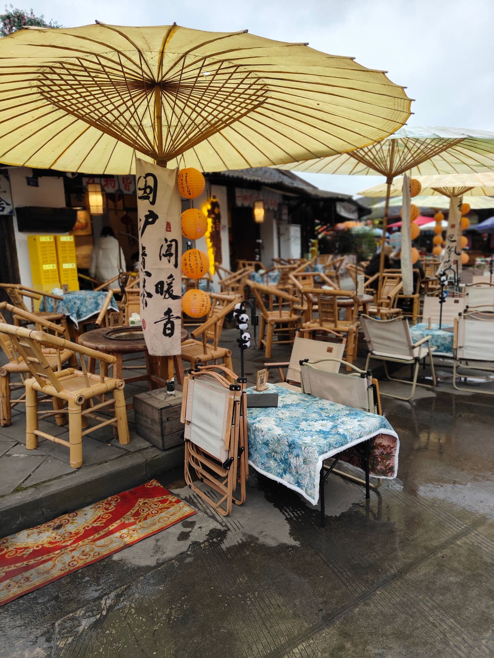 ร้านชากลางแจ้งร่มสีเหลืองในย่านกวนไจ่เซี่ยงจื่อ เฉิงตู