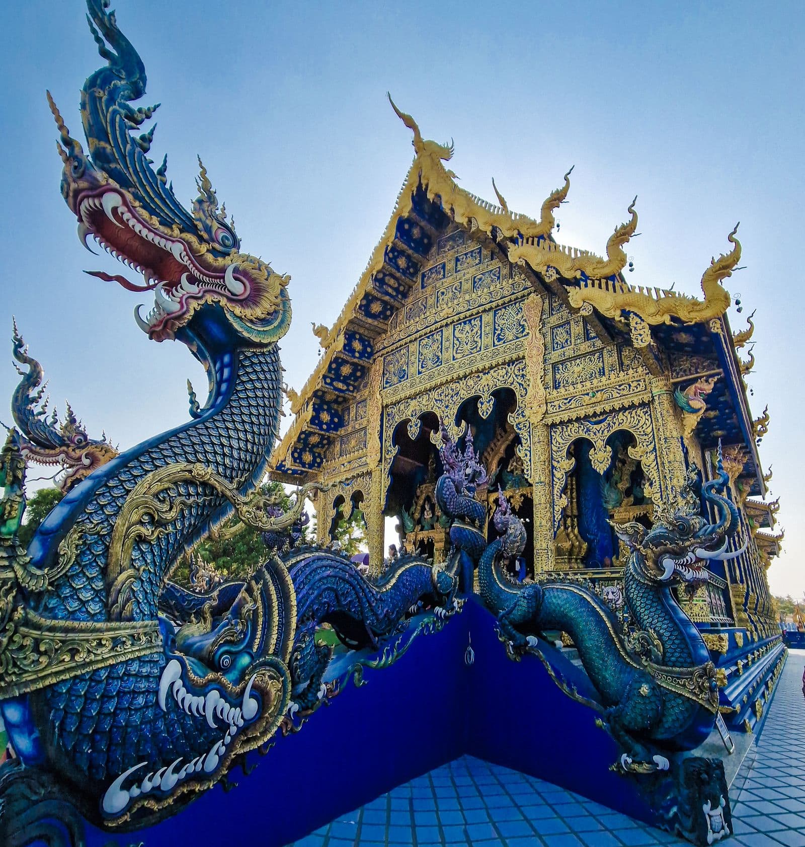 วัดร่องเสือเต้น วัดน้ำเงินชื่อดังของเชียงราย
