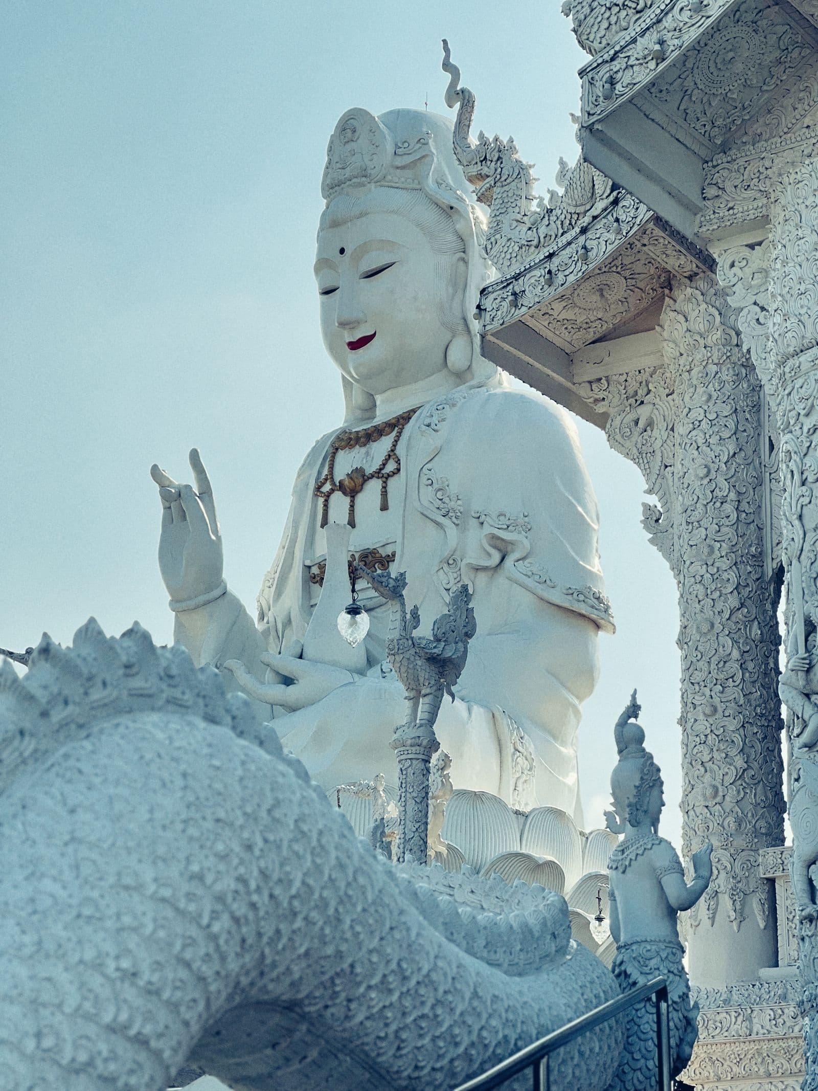 พระพุทธรูปสีขาวองค์ใหญ่ วัดห้วยปลากั้ง เชียงราย