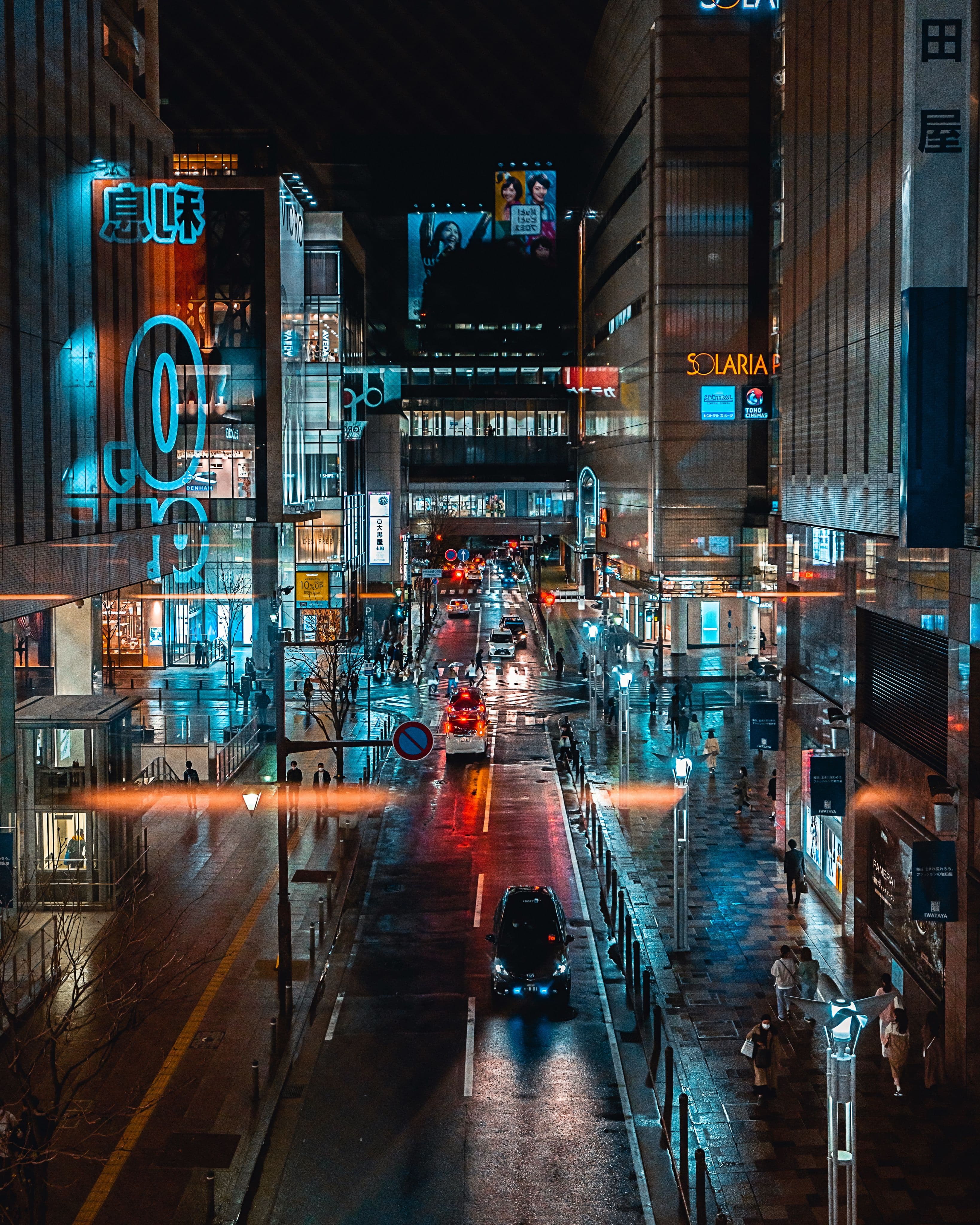 ถนนกลางเมืองฟุกุโอกะยามค่ำคืนที่มีแสงไฟคึกคัก