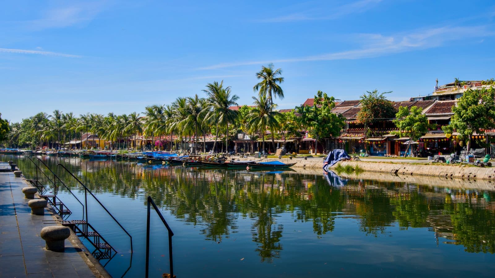 เรือนไม้ริมแม่น้ำถู้โบนในเมืองโบราณฮอยอัน เวียดนาม
