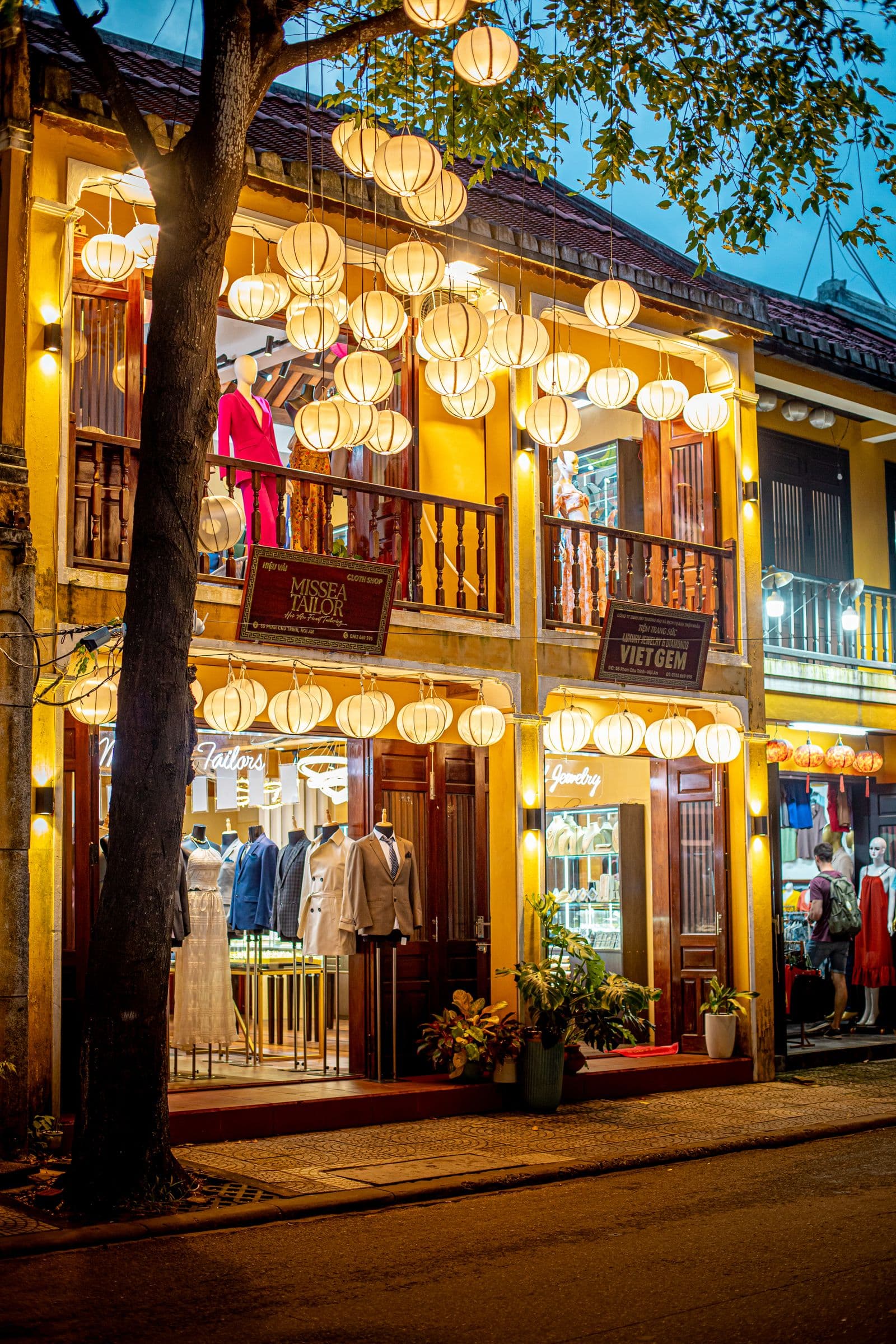 บรรยากาศยามเย็นในเมืองเก่าฮอยอันประดับโคมไฟและที่พักบูทีค
