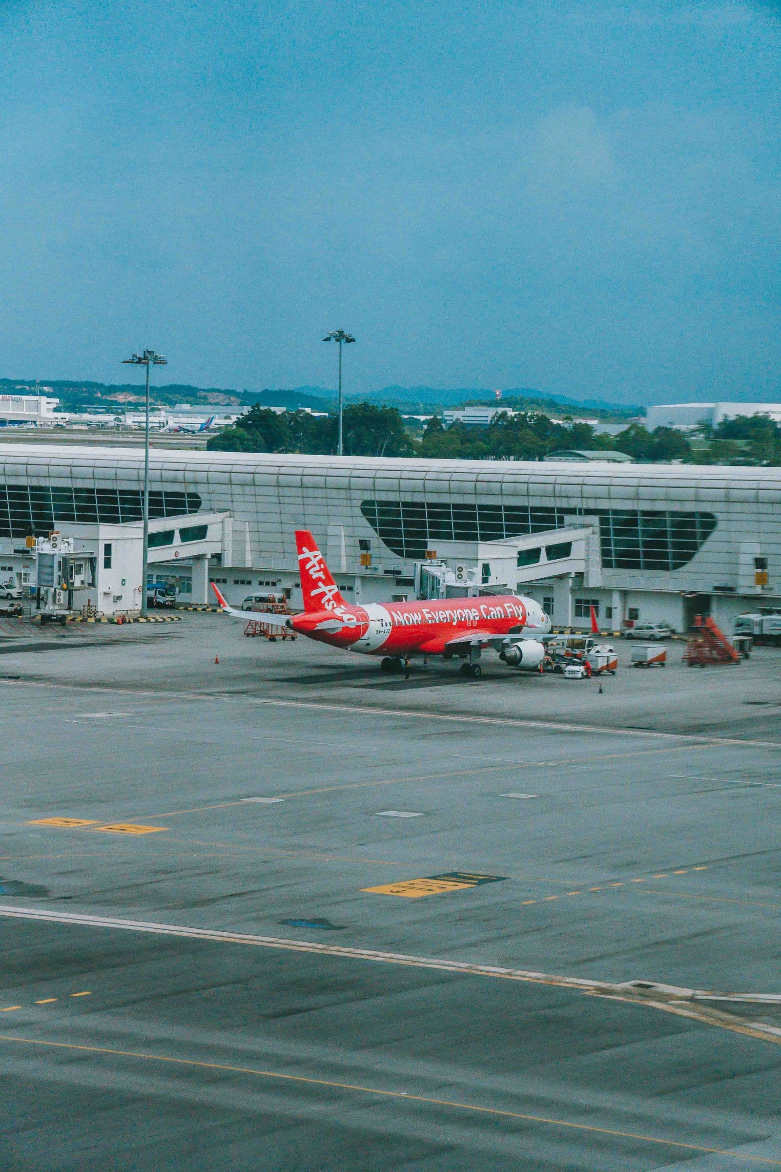 เครื่องบินจอดอยู่ที่สนามบินกัวลาลัมเปอร์