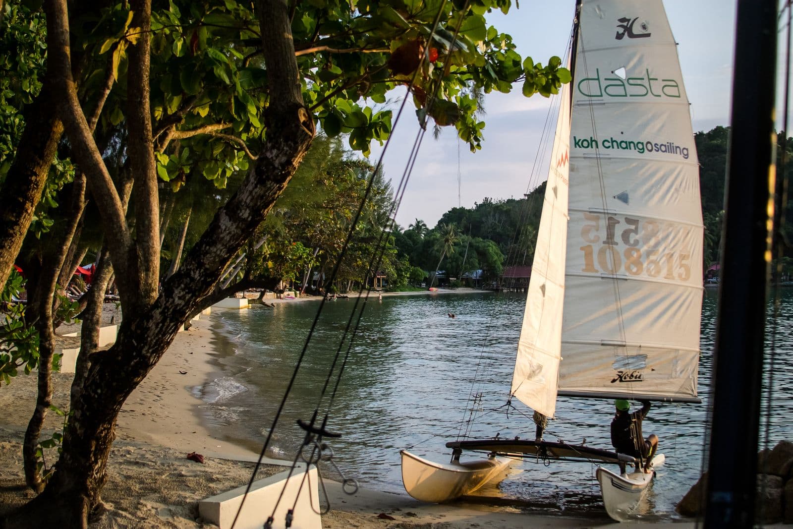 เรือใบจอดริมชายหาดเกาะช้าง