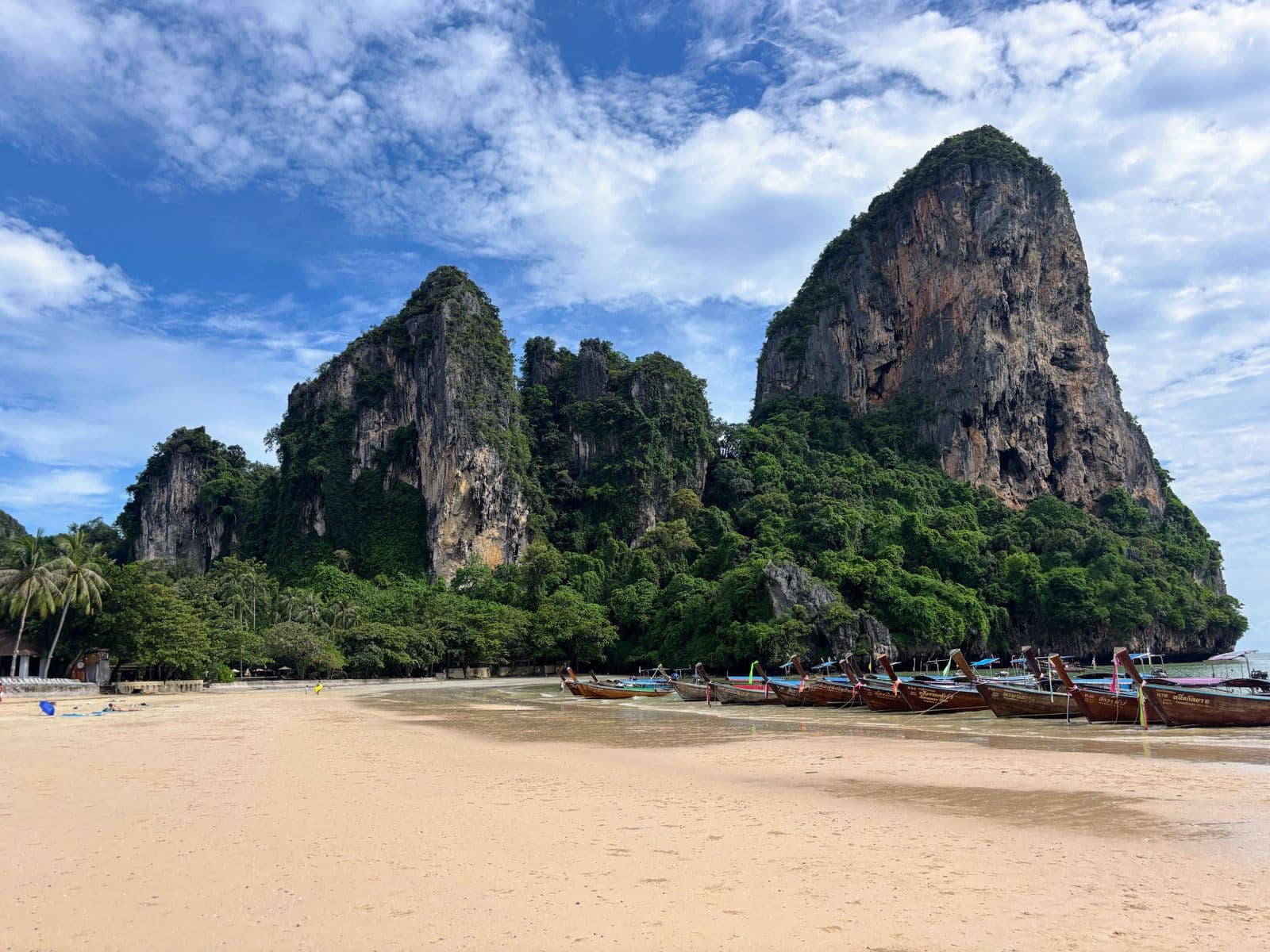 หน้าผาหินปูนและเรือหางยาวที่หาดไร่เลย์ กระบี่