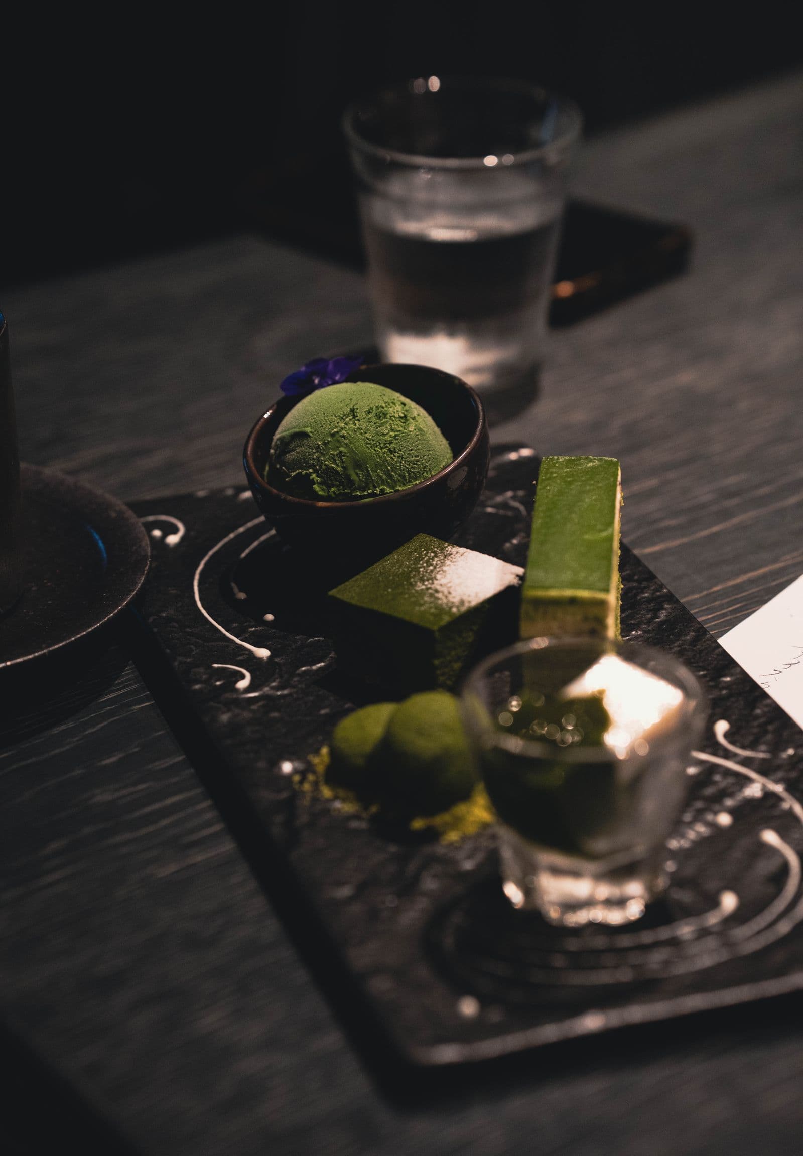 ขนมหวานมัทฉะหลากชนิดจัดเสิร์ฟในร้านที่เกียวโต