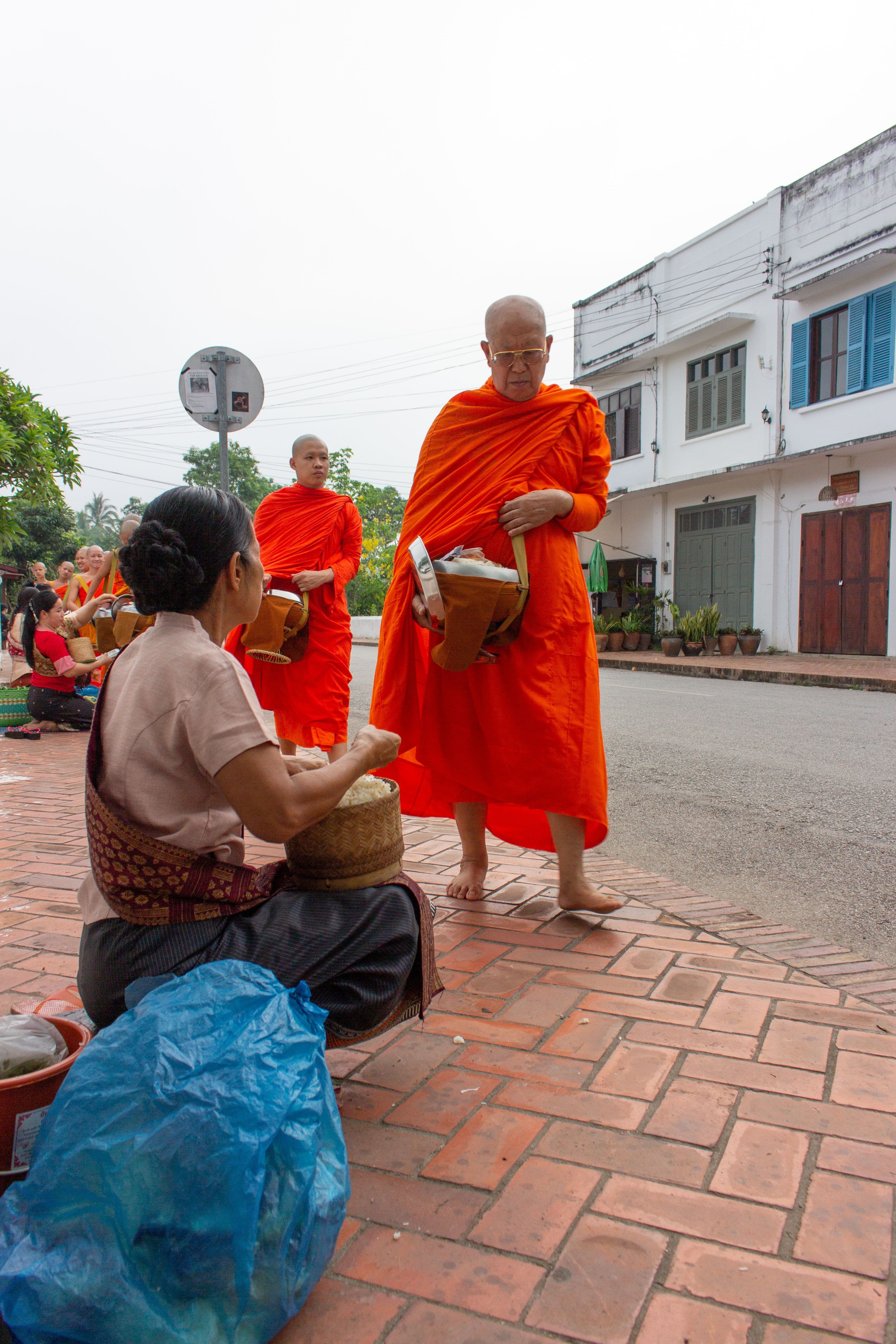 พระสงฆ์เดินบิณฑบาตยามเช้าที่หลวงพระบาง