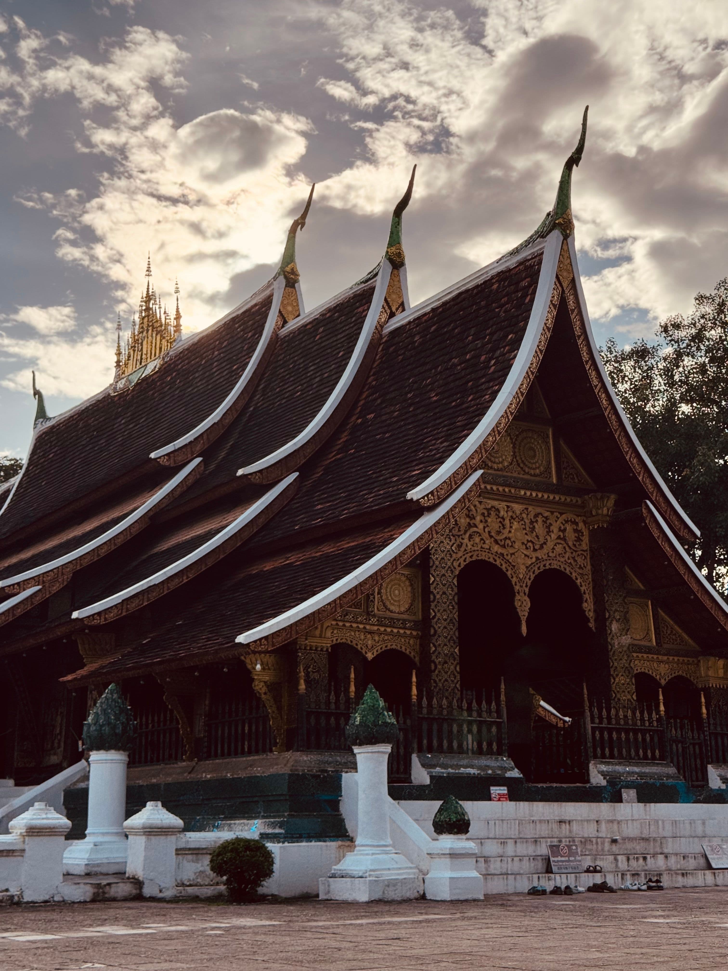 วัดเซียงทองยามพระอาทิตย์ตก หลวงพระบาง