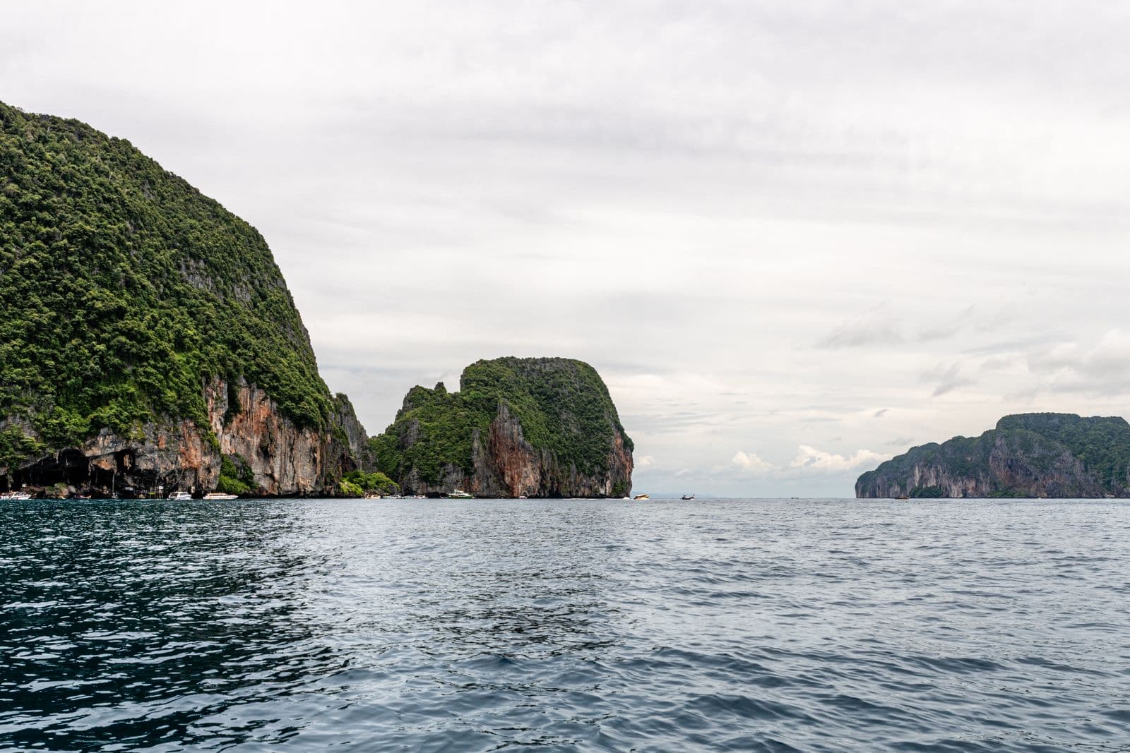 วิวมุมสูงเกาะพีพี ทะเลสีเขียวมรกต