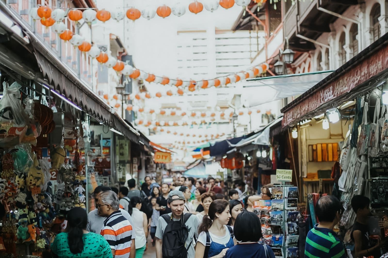 ถนนตลาดในย่านไชน่าทาวน์ สิงคโปร์ ประดับโคมสีส้มขาวเหนือทางเดิน