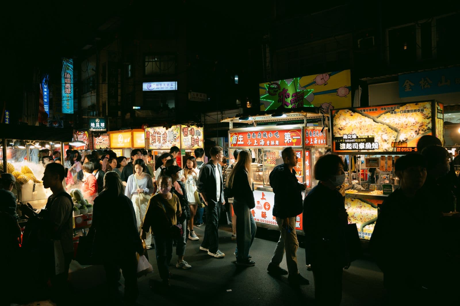 บรรยากาศคึกคักของตลาดกลางคืนในไทเป เต็มไปด้วยแผงขายของกิน