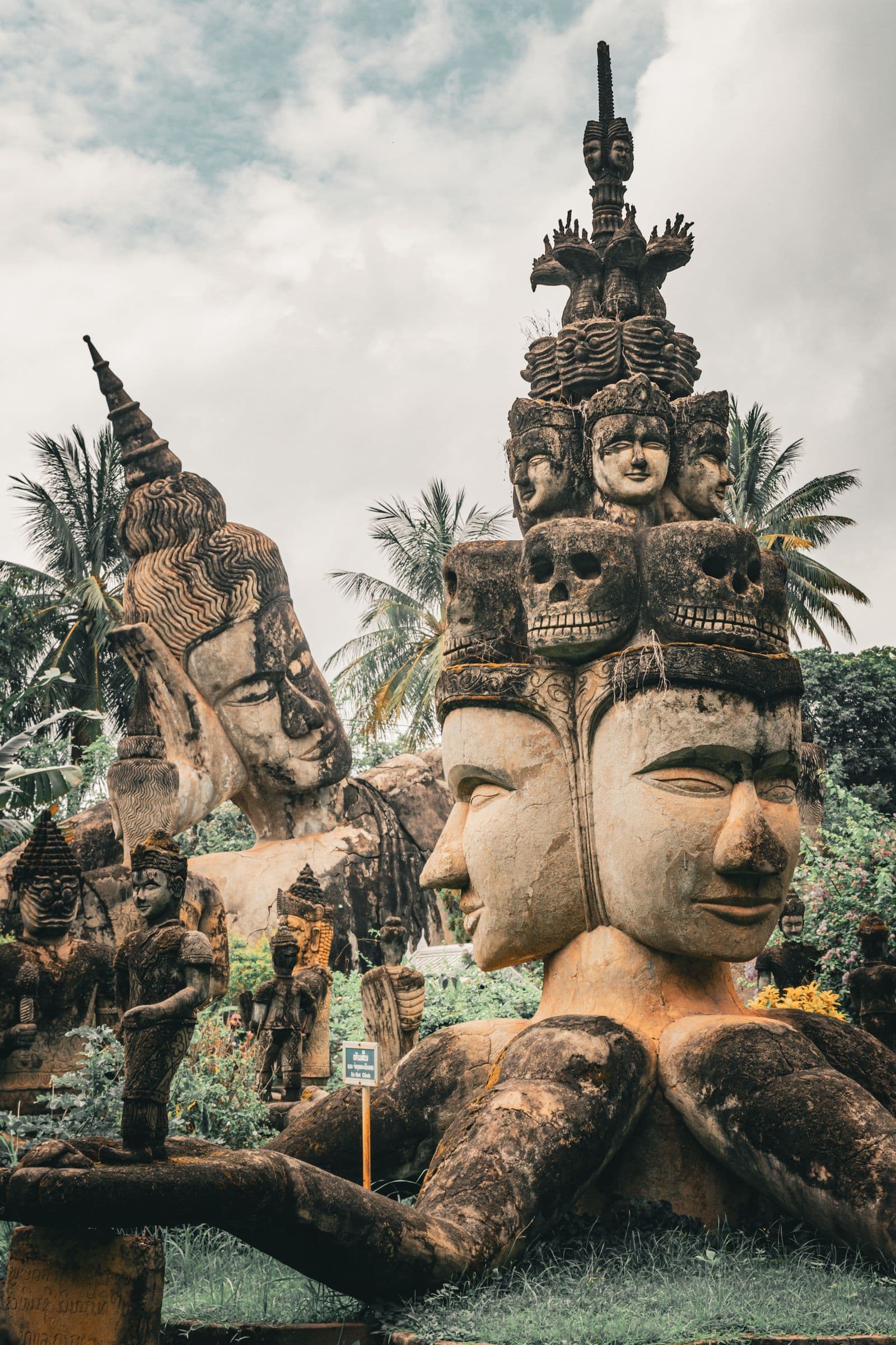 รูปปั้นคอนกรีตขนาดใหญ่ในสวนพระเซียงขวน เวียงจันทน์