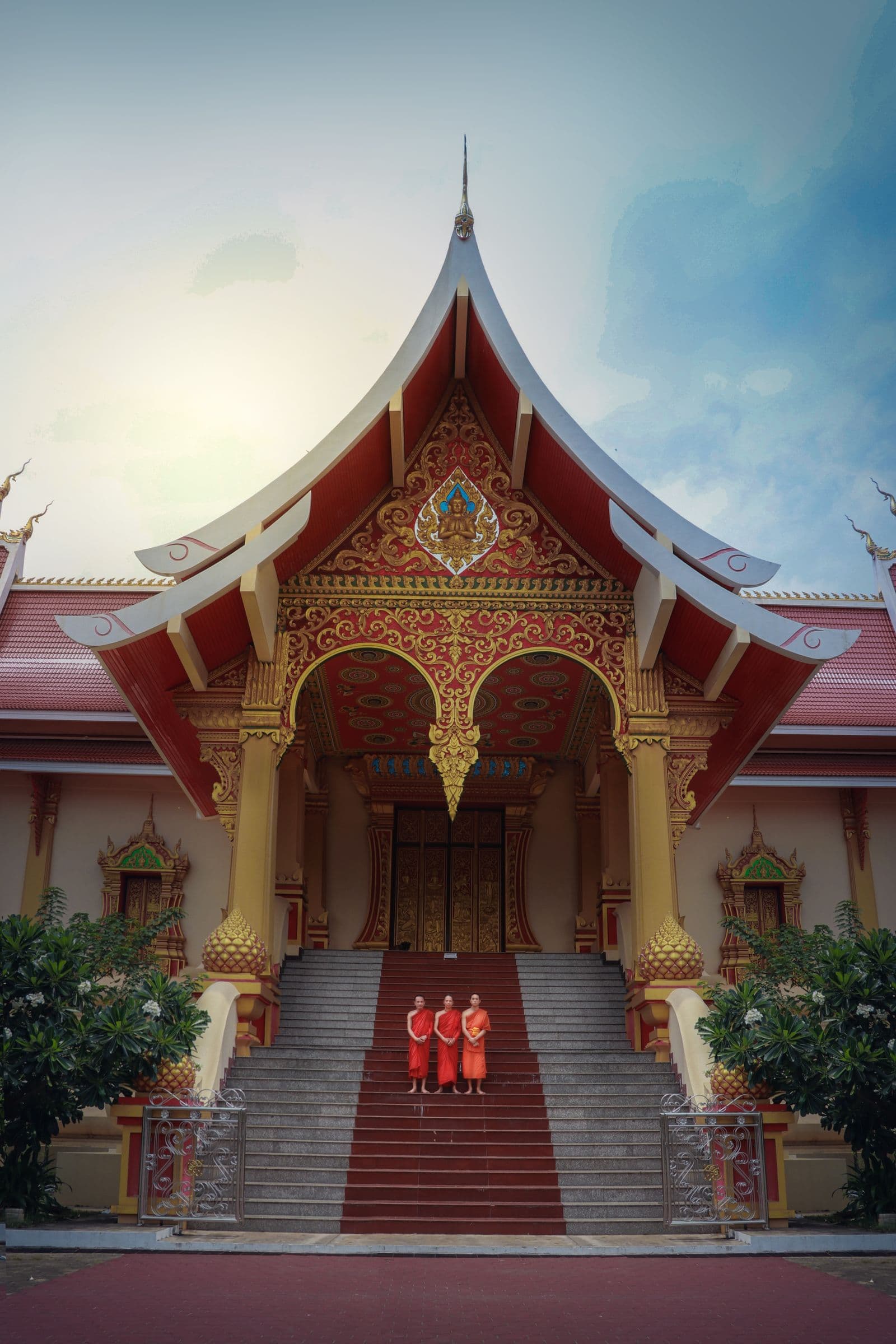 พระสงฆ์เดินลงบันไดวัดแบบล้านช้างในลาว