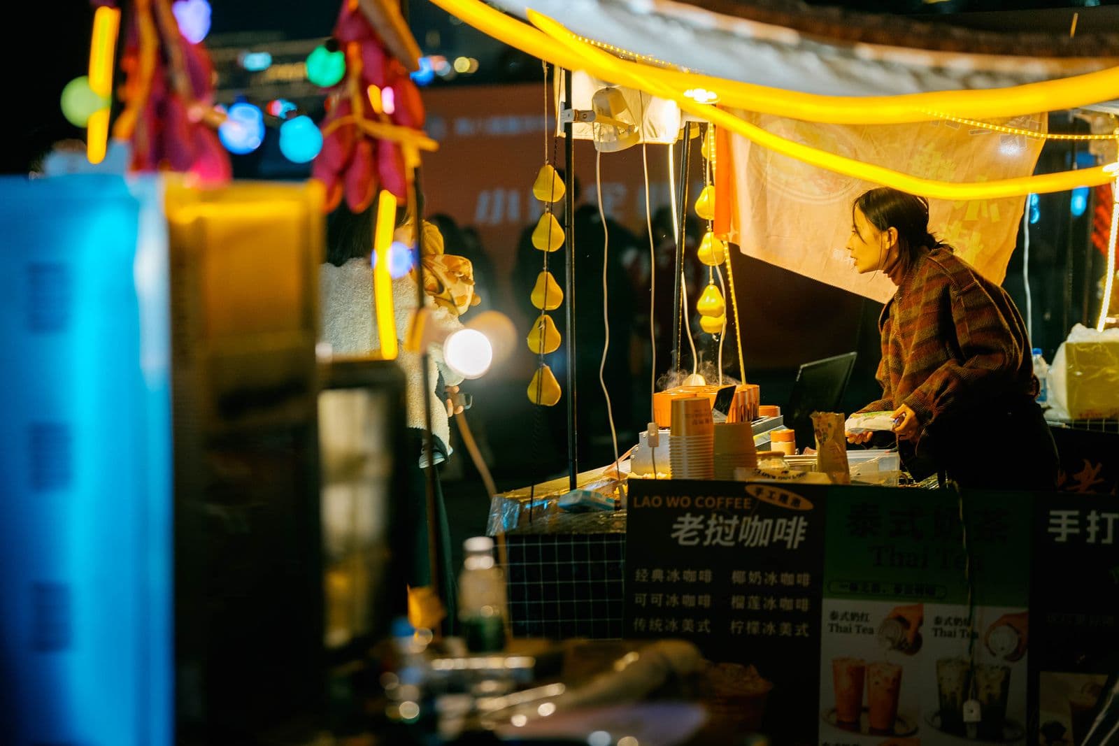 แผงลอยตลาดกลางคืนยามค่ำ บรรยากาศคล้ายตลาดริมโขงเวียงจันทน์