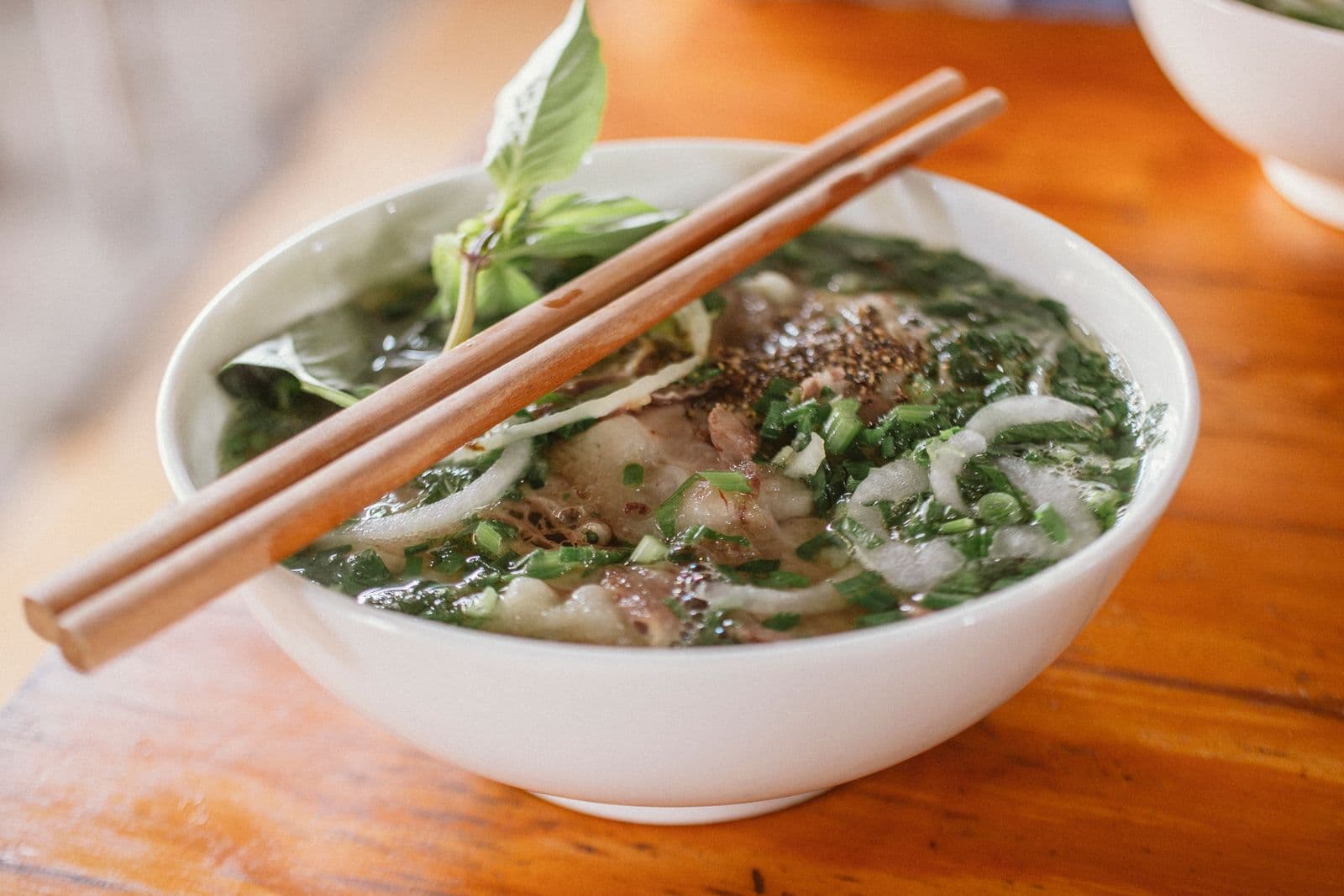 ก๋วยเตี๋ยวเส้นเวียดนามในถ้วยเซรามิกสีขาว
