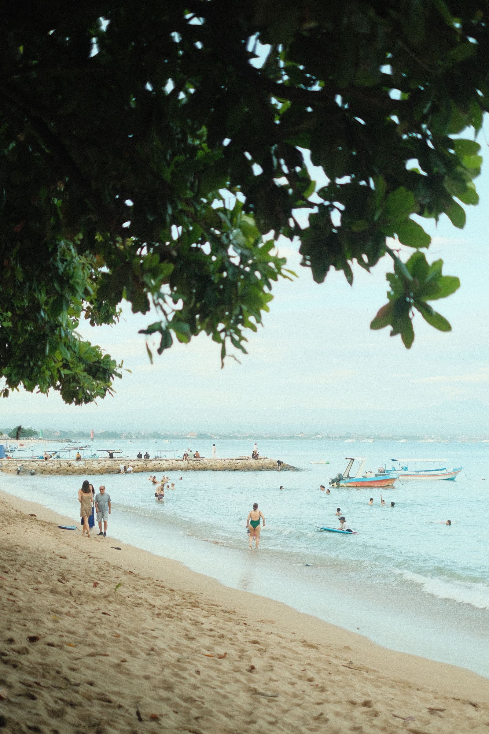ชายหาดเขตร้อนพร้อมเรือประมงที่บาหลี