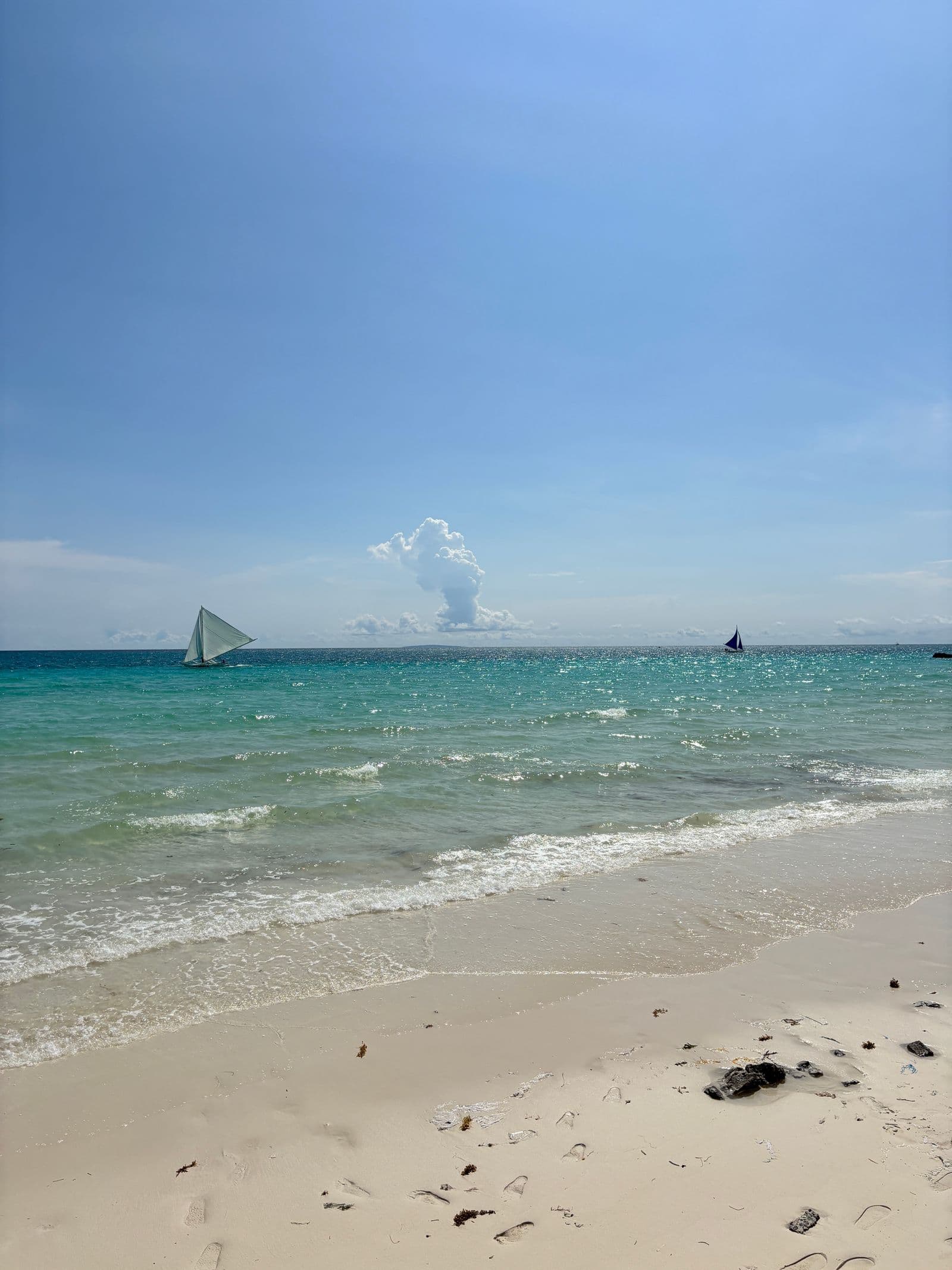 ชายหาดโบราไกพร้อมเรือใบพื้นเมืองสีสันสดใส