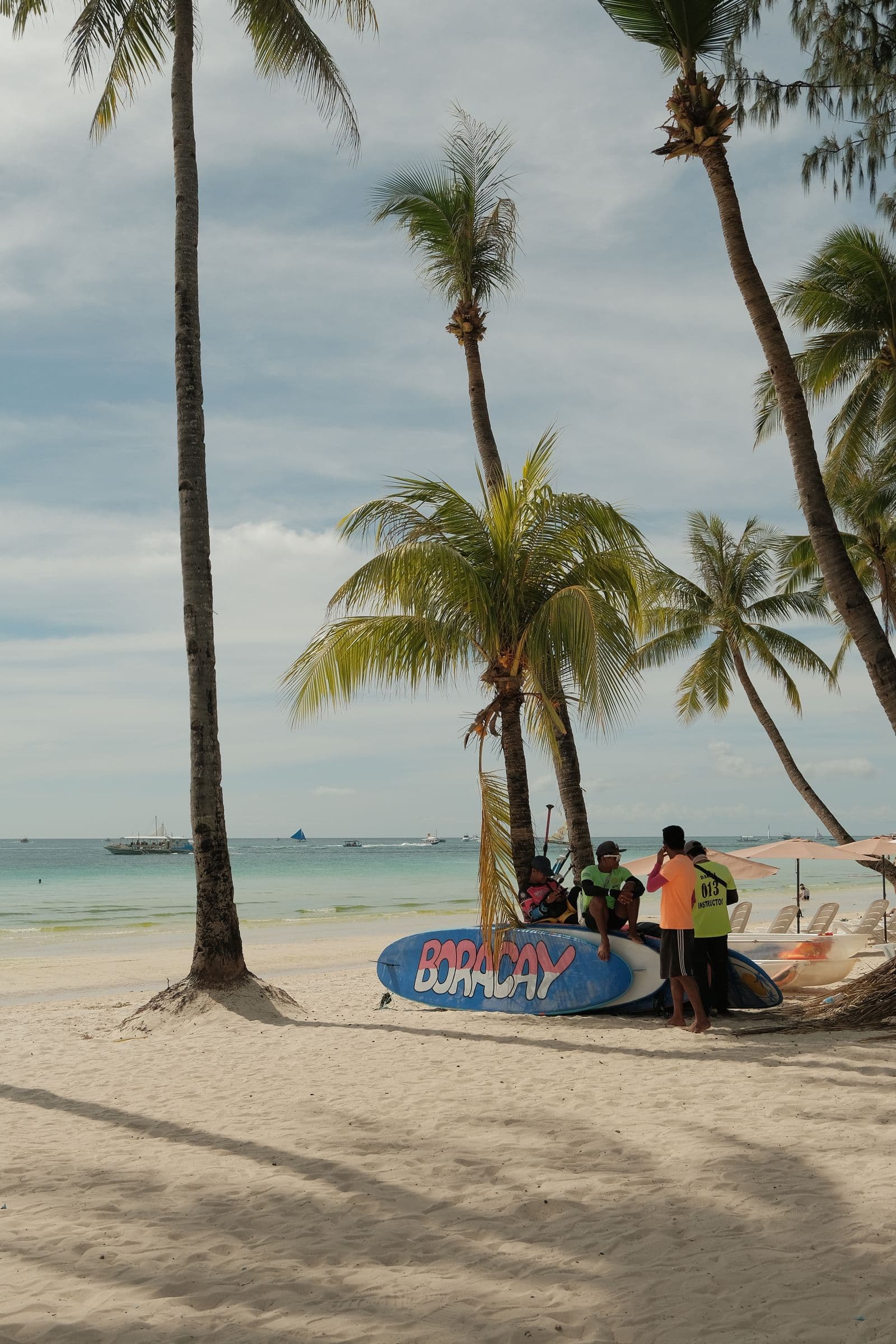 บรรยากาศชายหาดเขตร้อนของเกาะโบราไก ฟิลิปปินส์