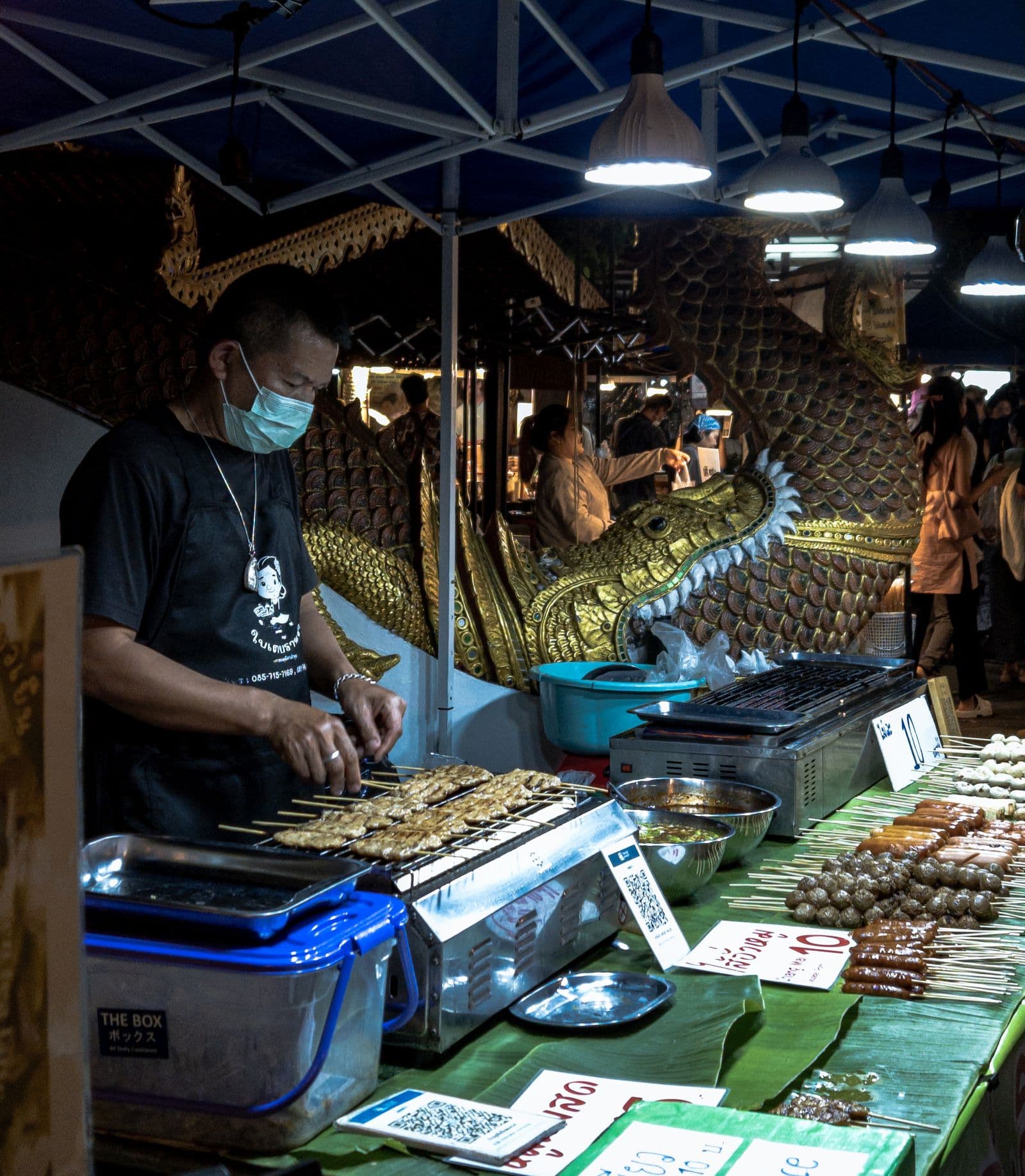 พ่อค้าแม่ค้าขายอาหารริมทางในตลาดกลางคืนเชียงใหม่