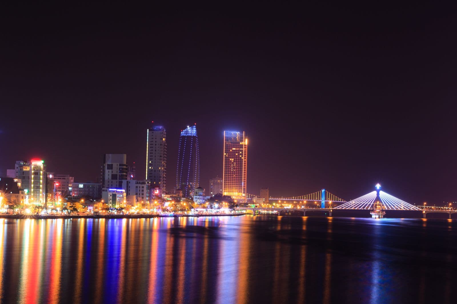 ทัศนียภาพเมืองดานังยามค่ำคืนพร้อมสะพานข้ามแม่น้ำหาน