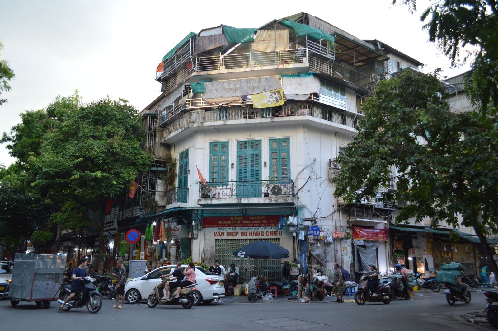ถนนคึกคักในย่านโอลด์ควอเตอร์ ฮานอย เวียดนาม