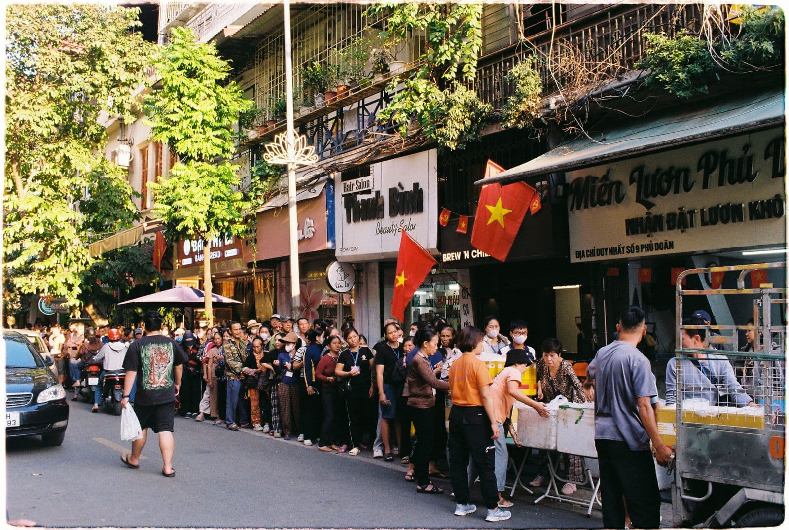ถนนคึกคักในย่านโอลด์ควอเตอร์ ฮานอย