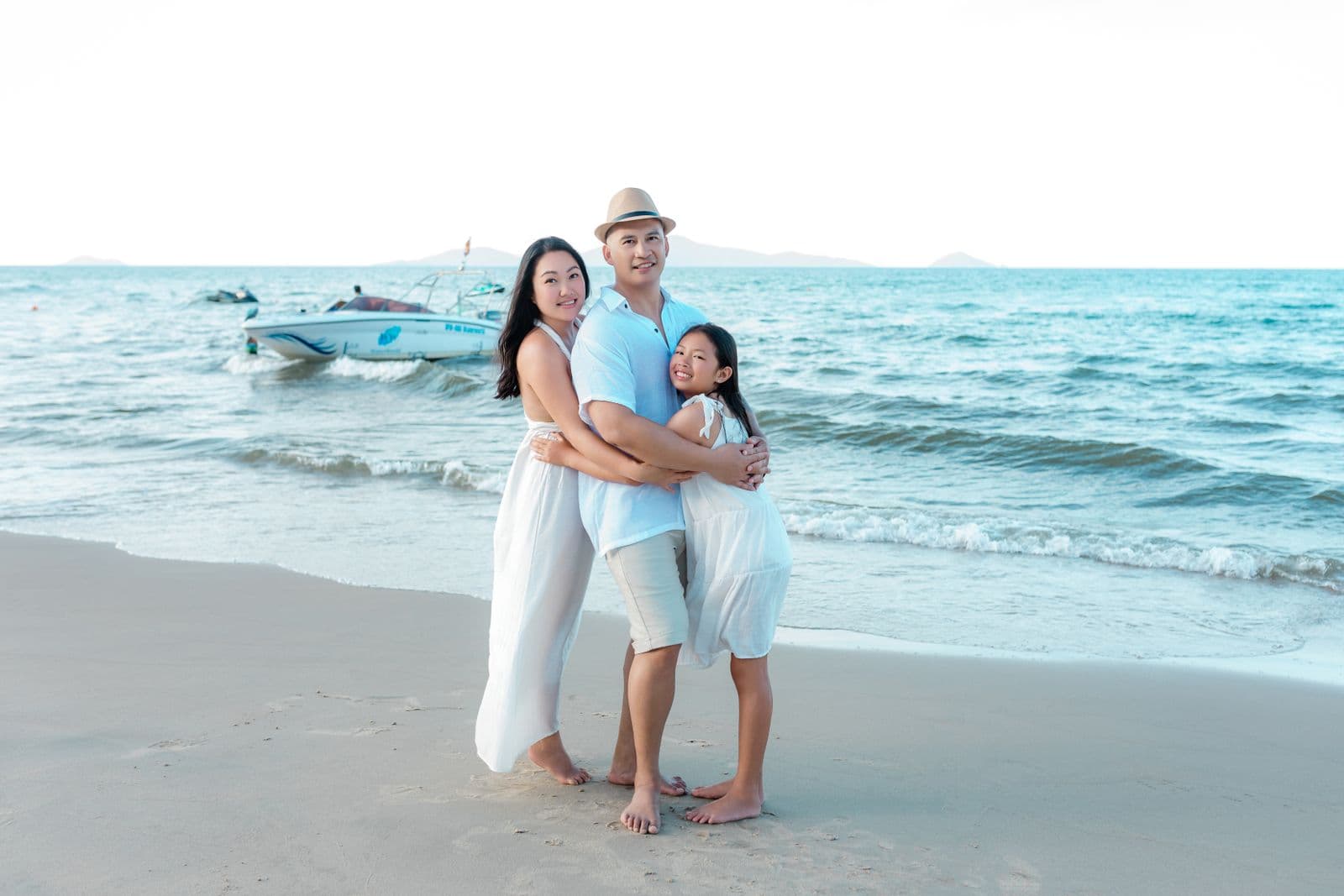 ครอบครัวเล่นน้ำที่หาดอันบัง ฮอยอัน