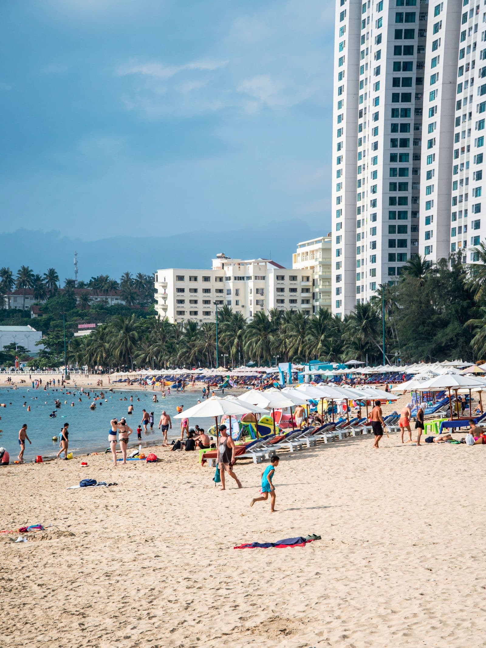 ชายหาดญาจางสีสันสดใสยามบ่าย
