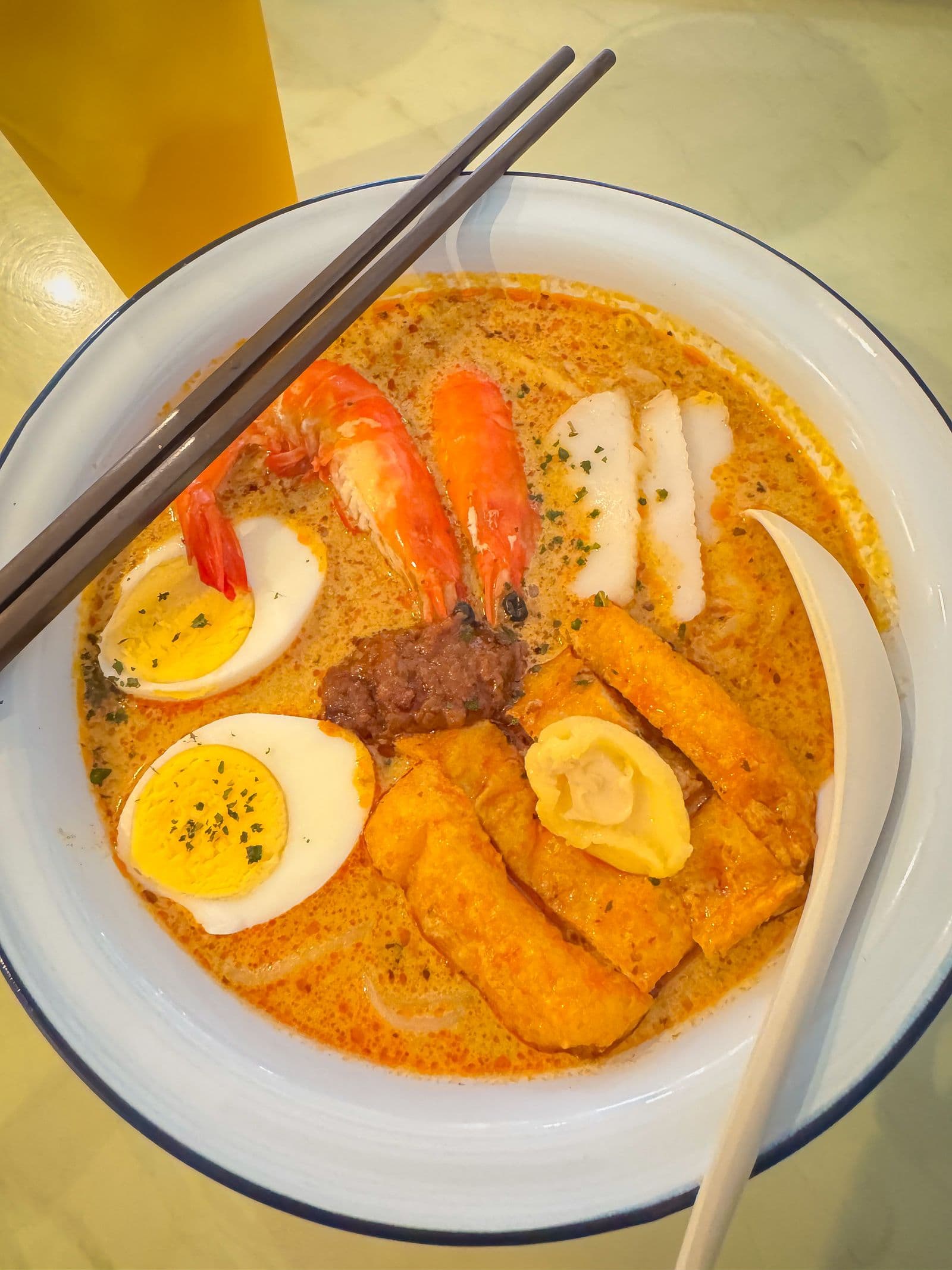 ก๋วยเตี๋ยวลักซารสจัดจ้าน