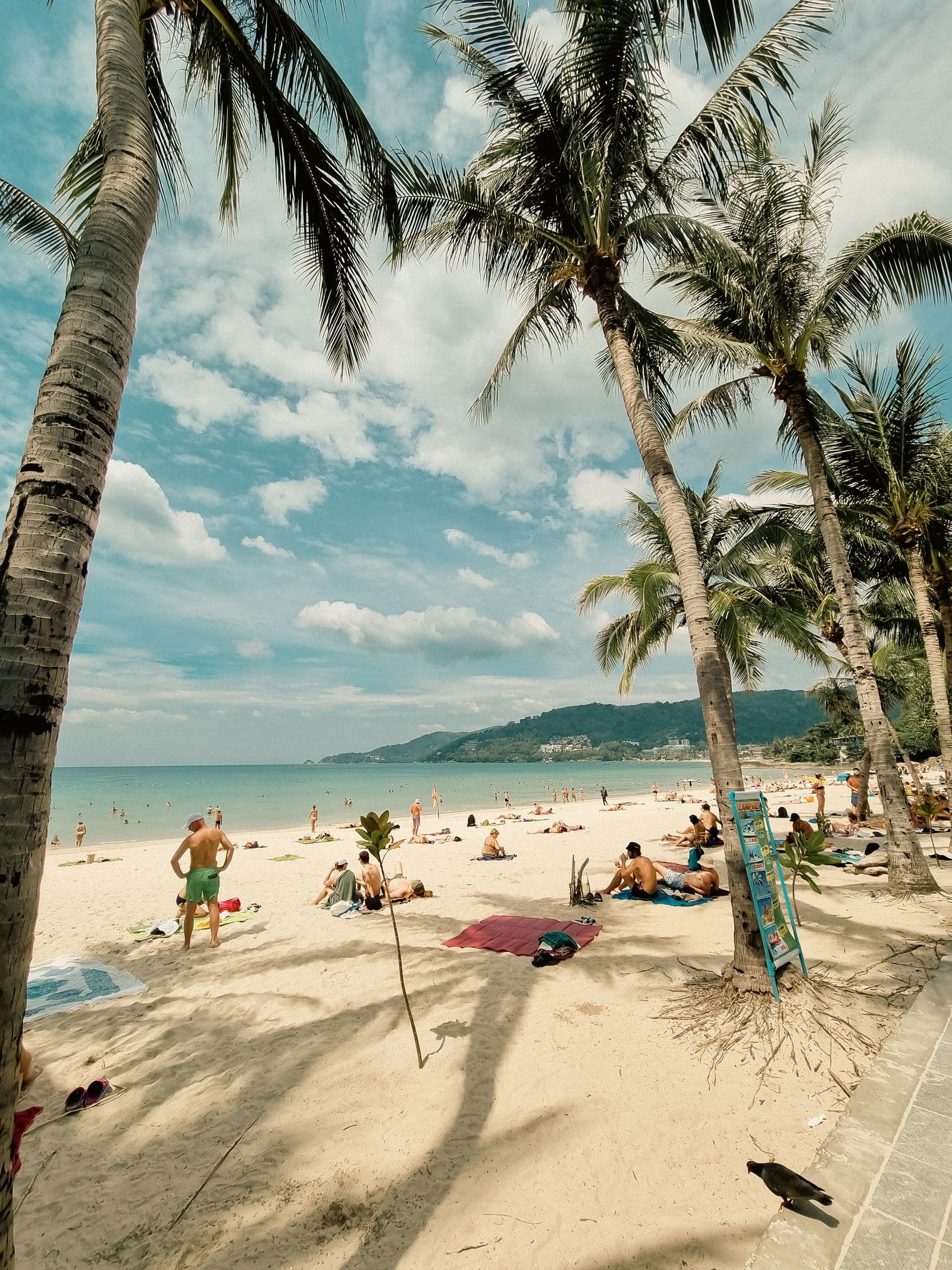 นักท่องเที่ยวพักผ่อนที่หาดป่าตอง ภูเก็ต