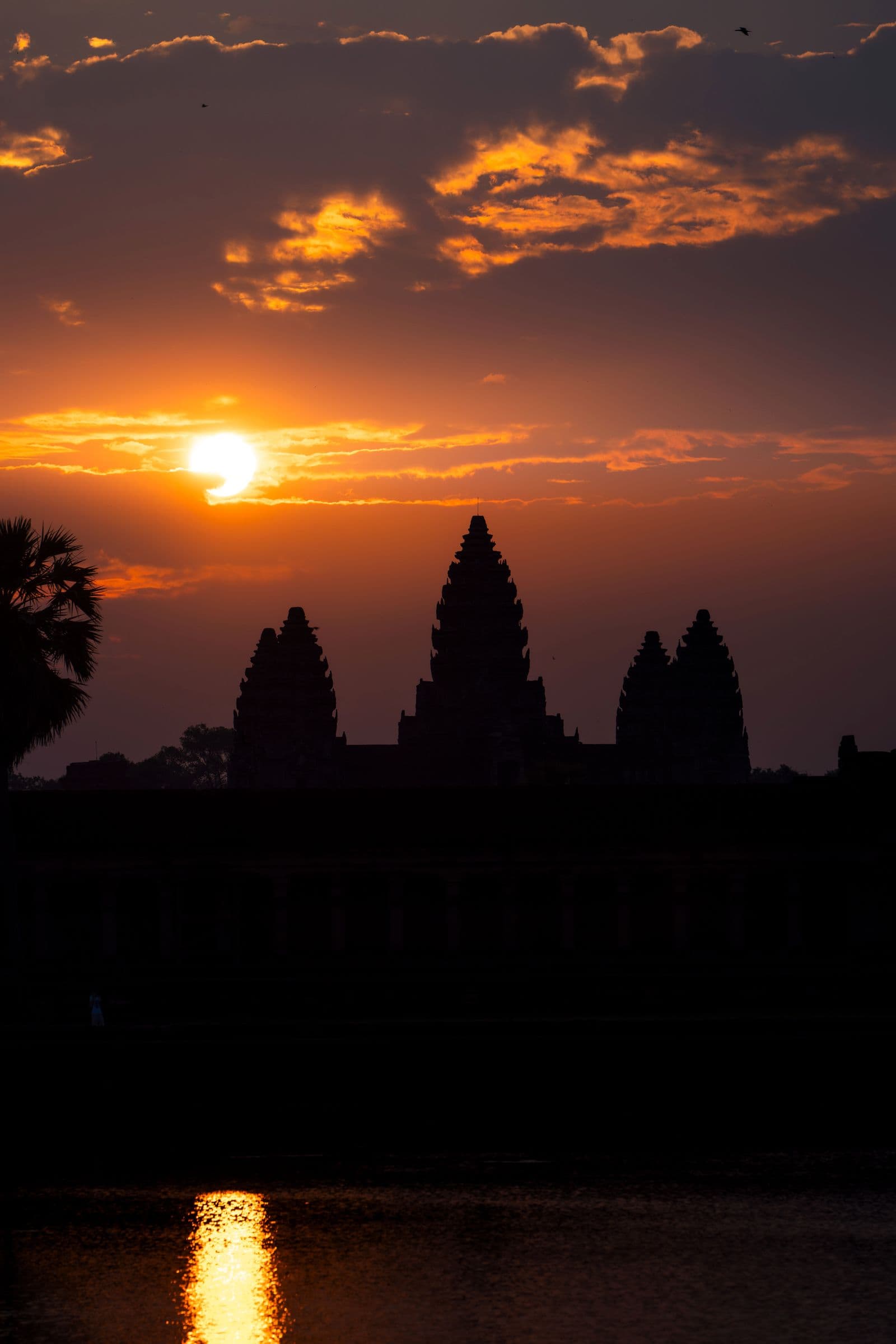 พระอาทิตย์ขึ้นเหนือปราสาทนครวัด เสียมราฐ