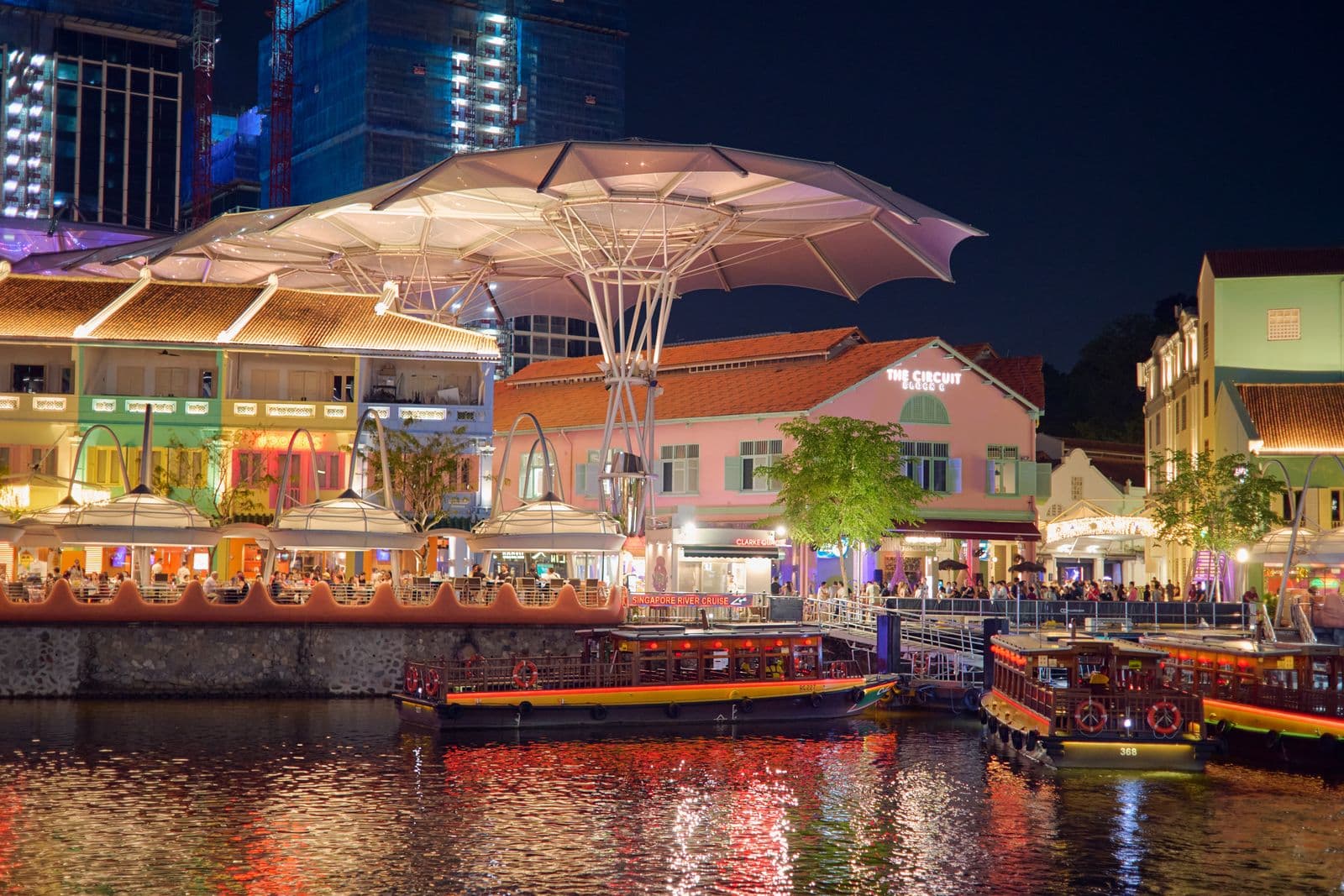 ร้านอาหารริมแม่น้ำคลาร์กคีย์ สิงคโปร์ เปิดไฟยามค่ำ พร้อมเรือจอดเทียบท่า