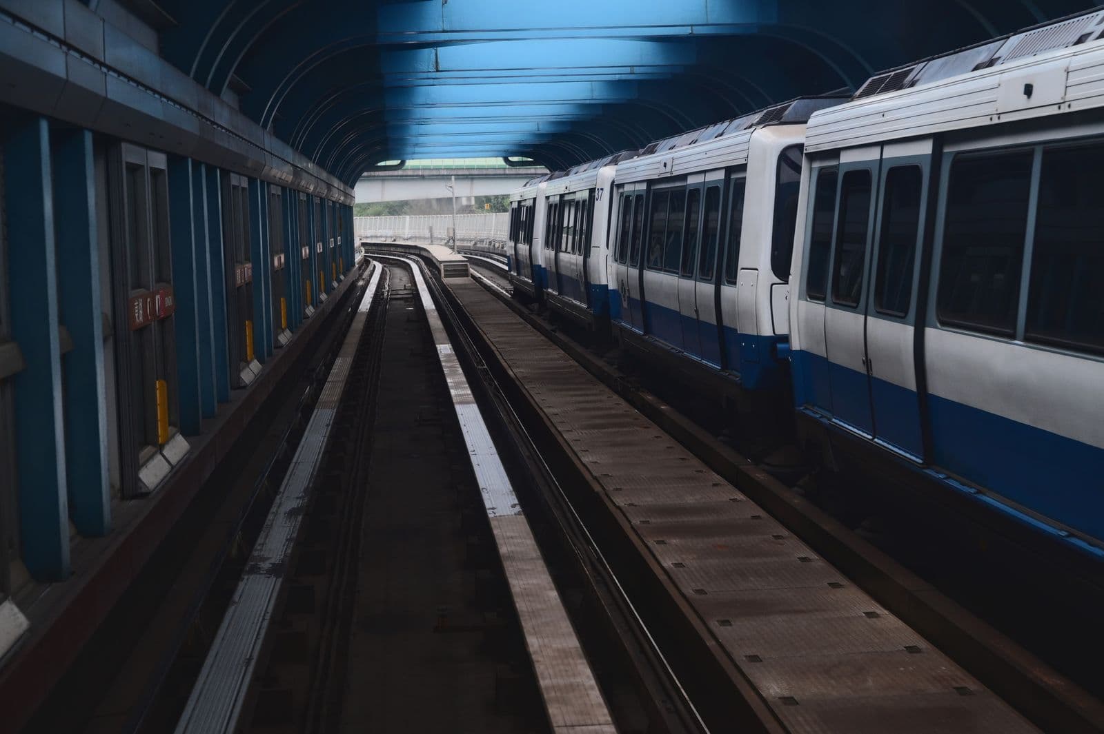 รถไฟฟ้า MRT ไทเปวิ่งผ่านอุโมงค์
