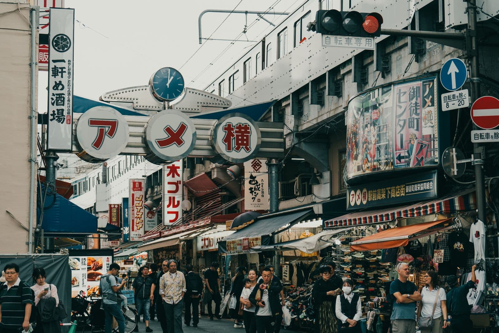 ถนนตลาดอะเมโยโกะ ย่านอุเอโนะ โตเกียว ที่คึกคักไปด้วยผู้คน